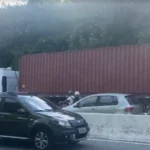 Congestionamento na BR-230 em João Pessoa após carreta quebrar e bloquear pista