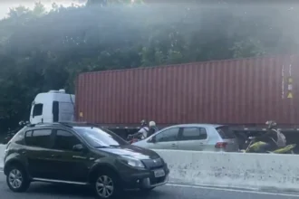 Congestionamento na BR-230 em João Pessoa após carreta quebrar e bloquear pista