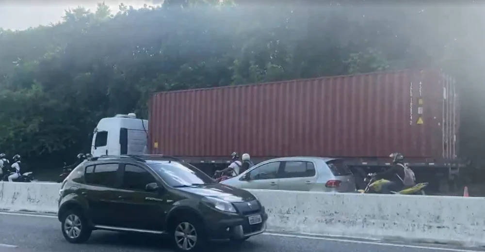 Congestionamento na BR-230 em João Pessoa após carreta quebrar e bloquear pista