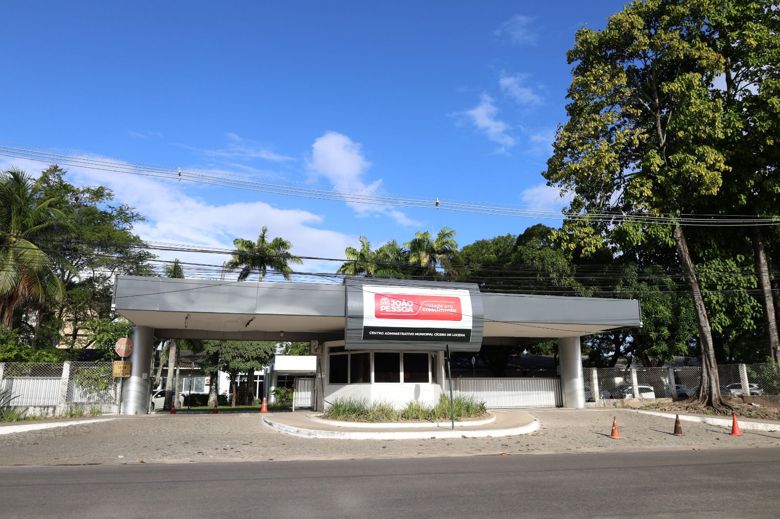 Prédio da Prefeitura de João Pessoa durante feriado prolongado com ponto facultativo decretado na véspera de Tiradentes