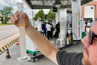 Fiscalização do Procon-JP em posto de combustível interditado por irregularidades em João Pessoa