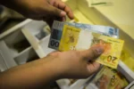Notas de real ilustram proposta do governo federal para o salário mínimo de 2027 enviada ao Congresso Nacional