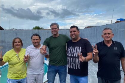 George Morais ao lado de lideranças políticas durante visita ao município de Gurinhém