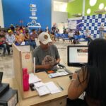 Trabalhadores atuando na organização do São João de Campina Grande durante processo seletivo de vagas temporárias