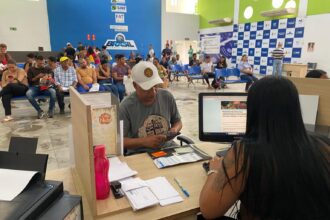 Trabalhadores atuando na organização do São João de Campina Grande durante processo seletivo de vagas temporárias