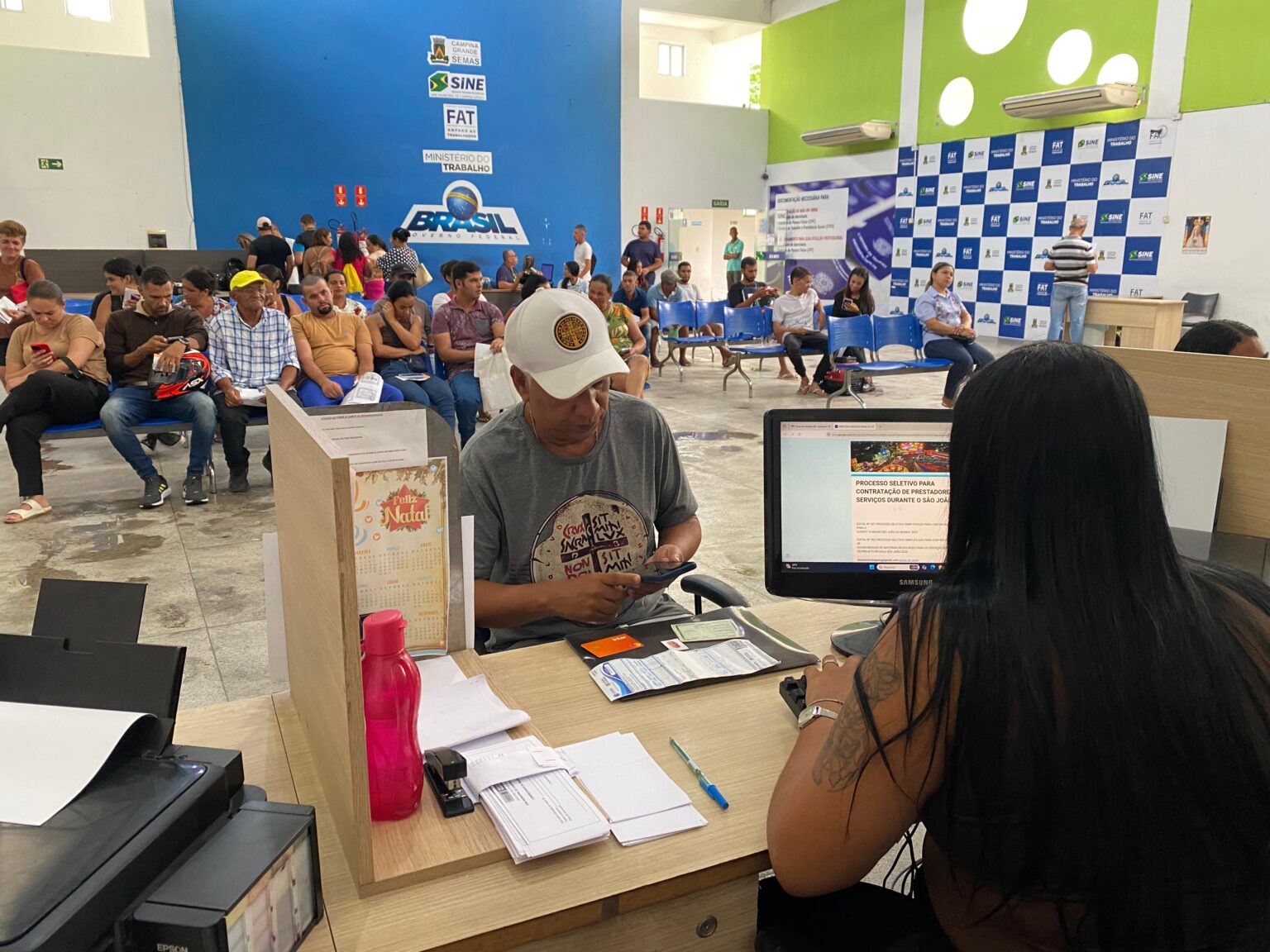 Trabalhadores atuando na organização do São João de Campina Grande durante processo seletivo de vagas temporárias