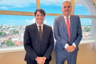 Léo Bezerra e Fred Coutinho durante reunião no Tribunal de Justiça da Paraíba sobre parcerias institucionais