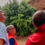 Prefeito Leo Bezerra durante inspeção em obra de drenagem na ladeira do Timbó, em João Pessoa