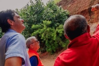 Prefeito Leo Bezerra durante inspeção em obra de drenagem na ladeira do Timbó, em João Pessoa