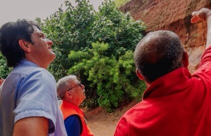 Prefeito Leo Bezerra durante inspeção em obra de drenagem na ladeira do Timbó, em João Pessoa