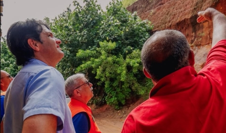 Prefeito Leo Bezerra durante inspeção em obra de drenagem na ladeira do Timbó, em João Pessoa