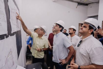 Prefeito inspeciona obra da nova sede da Guarda Municipal no Centro Histórico de João Pessoa.
