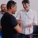 Prefeito Leo Bezerra entrega crachá a ambulante durante evento de regularização do comércio na orla de João Pessoa