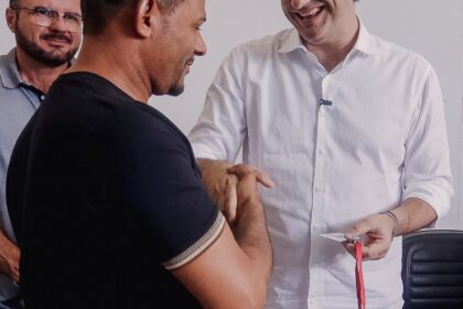 Prefeito Leo Bezerra entrega crachá a ambulante durante evento de regularização do comércio na orla de João Pessoa