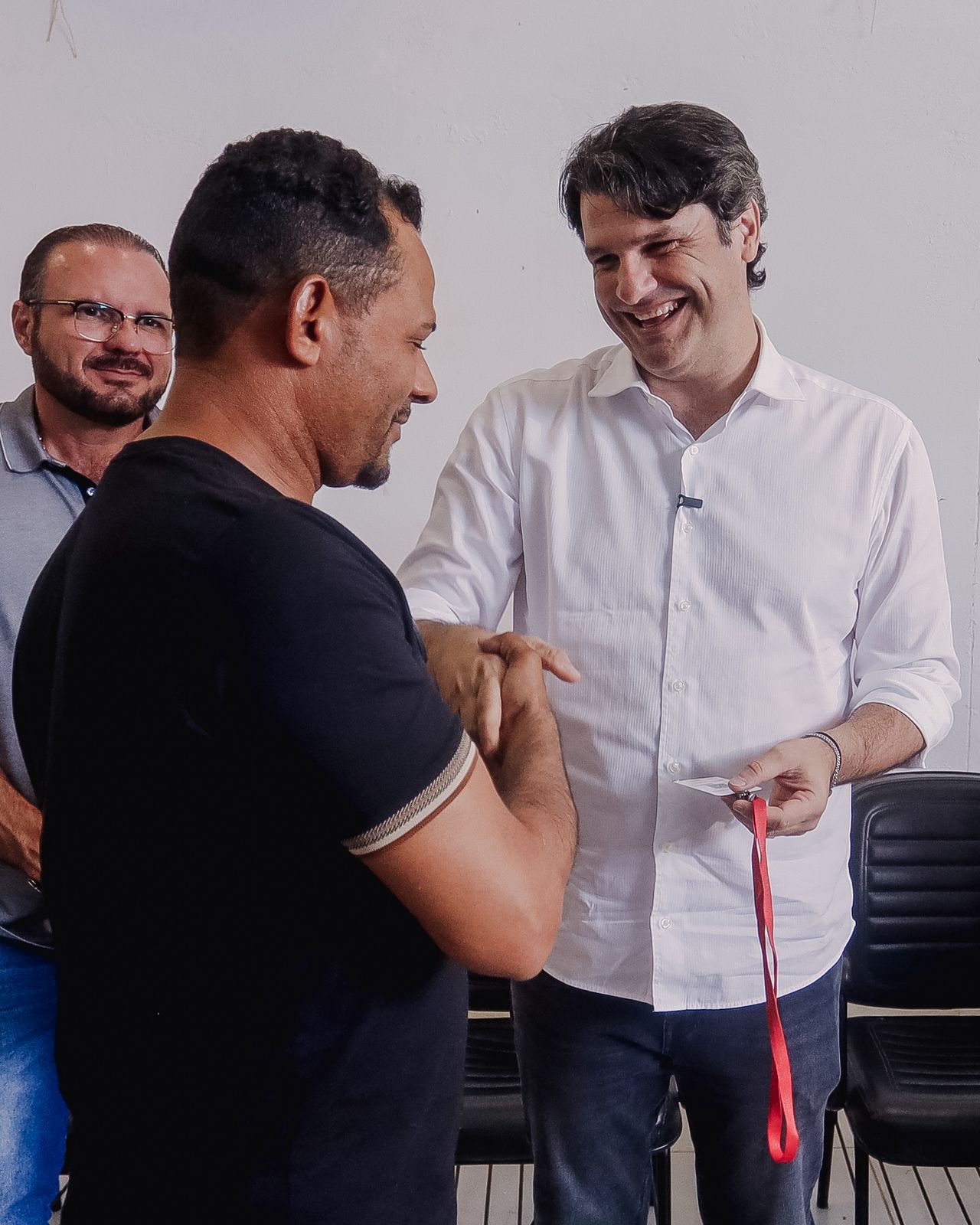 Prefeito Leo Bezerra entrega crachá a ambulante durante evento de regularização do comércio na orla de João Pessoa