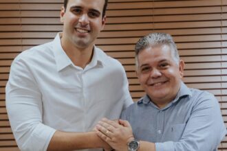 Lucas Ribeiro ao lado de Eurípides Leal durante anúncio de apoio do Mobiliza na Paraíba