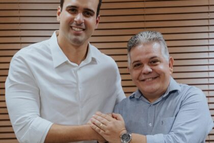 Lucas Ribeiro ao lado de Eurípides Leal durante anúncio de apoio do Mobiliza na Paraíba