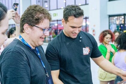 Centro de Convenções de Campina Grande durante evento Imagineland com público e atrações de cultura pop