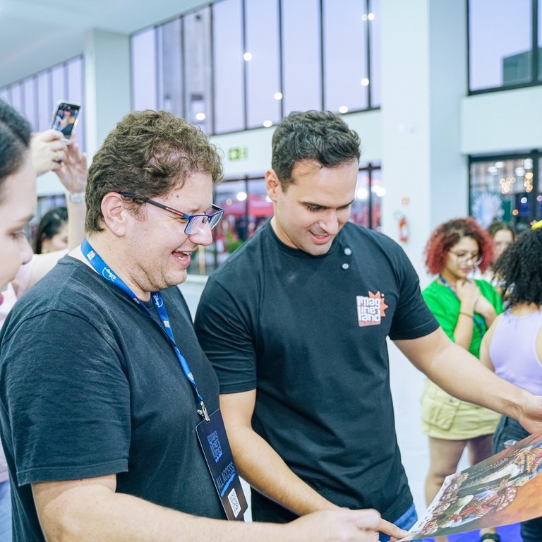 Centro de Convenções de Campina Grande durante evento Imagineland com público e atrações de cultura pop