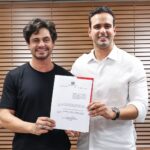 Lucas Ribeiro ao lado de Lucas Veloso durante anúncio de homenagem a Shaolin em teatro de Campina Grande