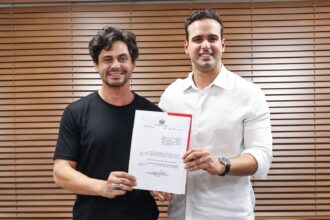 Lucas Ribeiro ao lado de Lucas Veloso durante anúncio de homenagem a Shaolin em teatro de Campina Grande