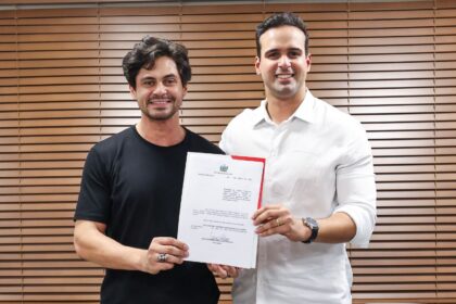 Lucas Ribeiro ao lado de Lucas Veloso durante anúncio de homenagem a Shaolin em teatro de Campina Grande