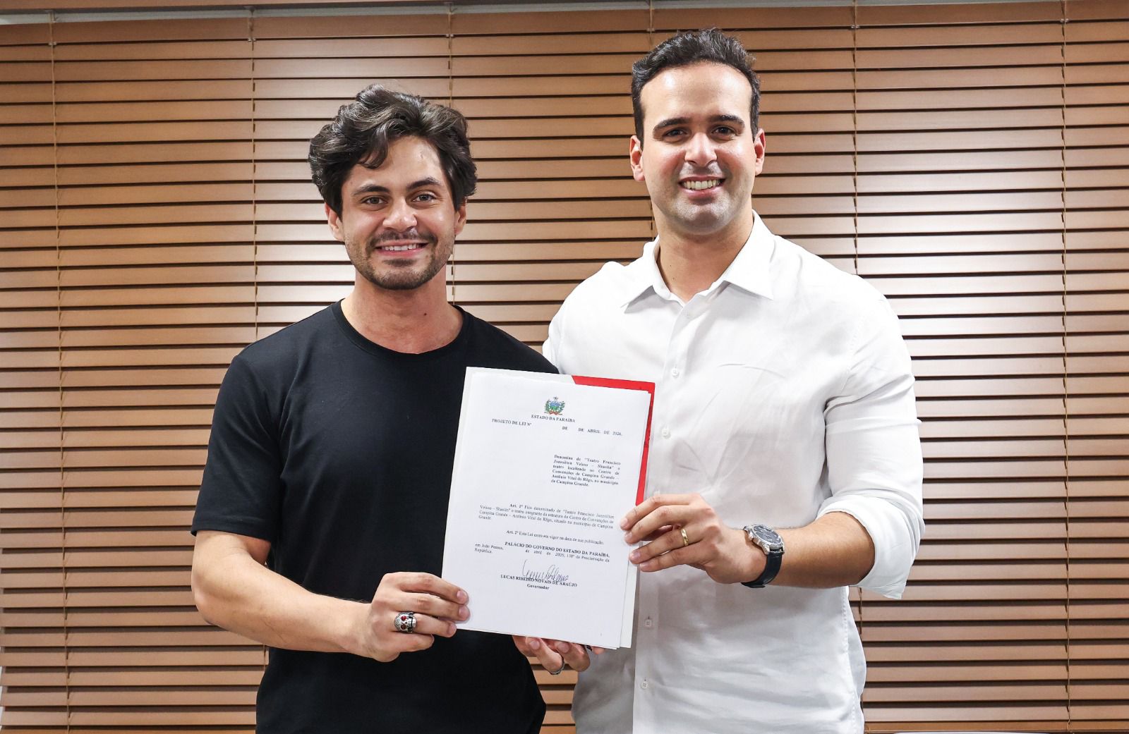 Lucas Ribeiro ao lado de Lucas Veloso durante anúncio de homenagem a Shaolin em teatro de Campina Grande