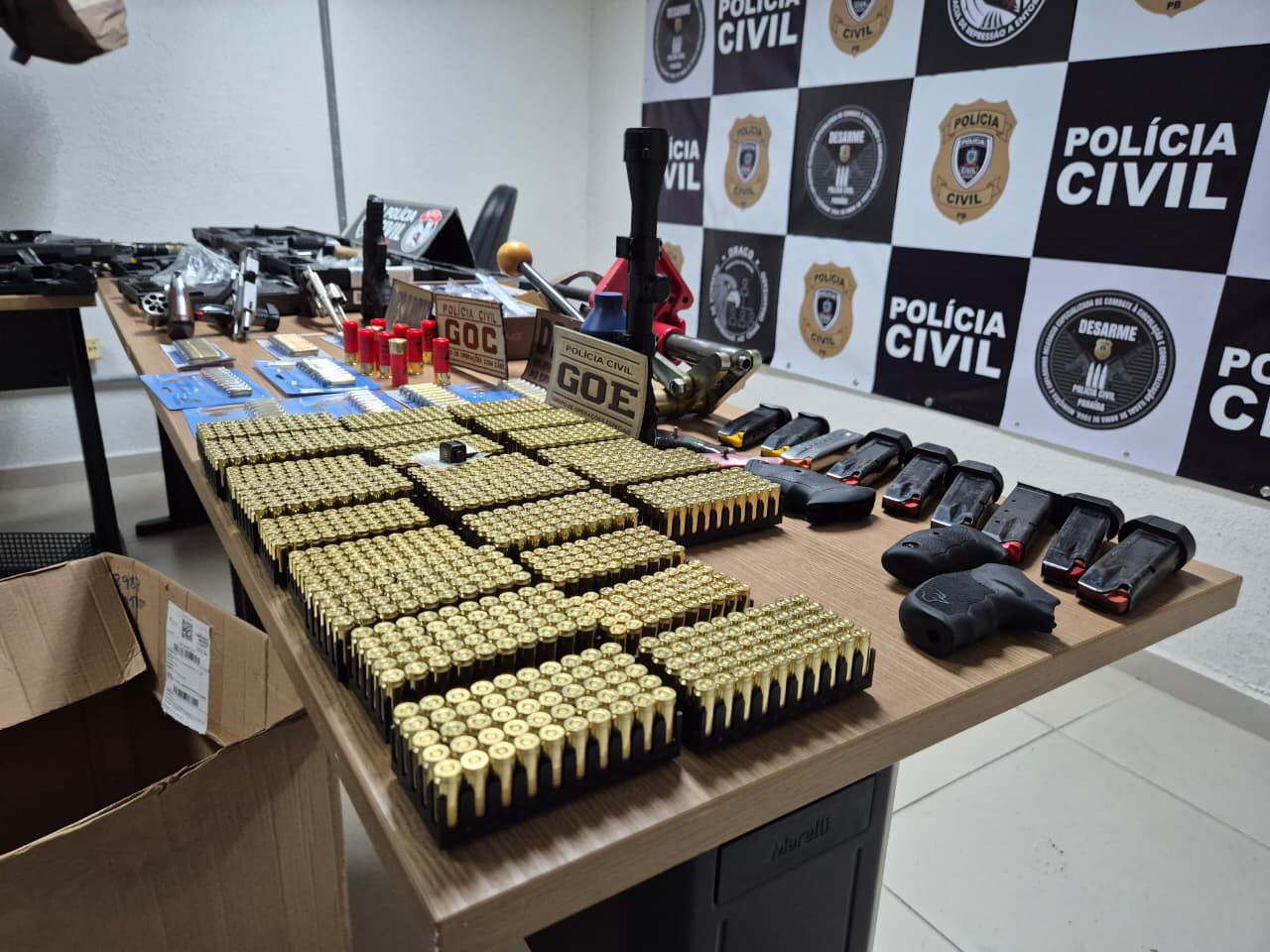 Polícia Civil da Paraíba durante operação contra comércio ilegal de armas que resultou na prisão de oito suspeitos