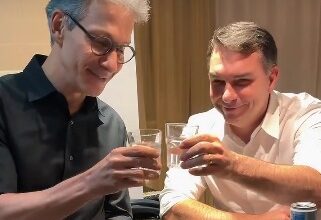 Flávio Bolsonaro e Romeu Zema aparecem juntos em vídeo que gerou especulações sobre possível vice em disputa presidencial em 2026