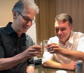 Flávio Bolsonaro e Romeu Zema aparecem juntos em vídeo que gerou especulações sobre possível vice em disputa presidencial em 2026