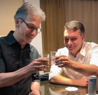 Flávio Bolsonaro e Romeu Zema aparecem juntos em vídeo que gerou especulações sobre possível vice em disputa presidencial em 2026