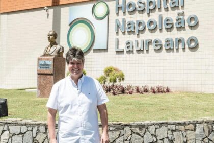 Ruy Carneiro durante visita ao Hospital Napoleão Laureano após retomada de transplantes pelo SUS