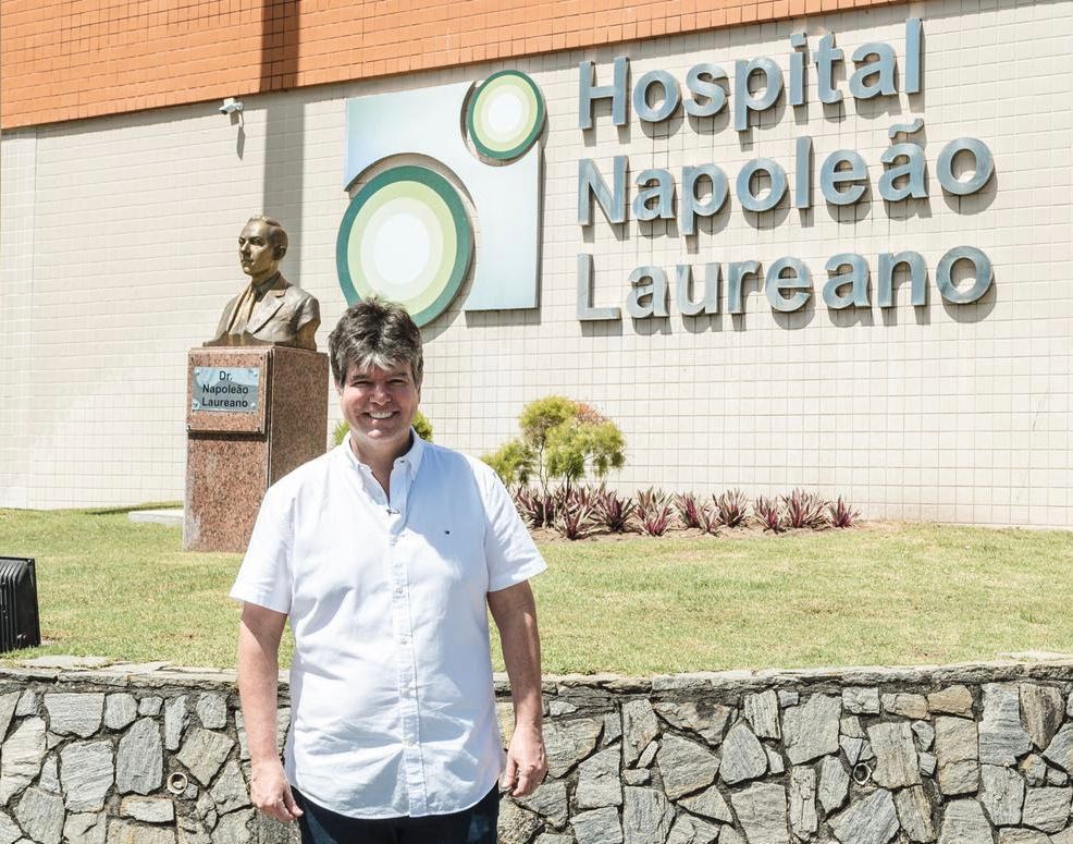 Ruy Carneiro durante visita ao Hospital Napoleão Laureano após retomada de transplantes pelo SUS
