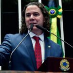 Veneziano Vital do Rêgo fala à imprensa sobre alianças políticas e disputa pelo apoio do PT na Paraíba.