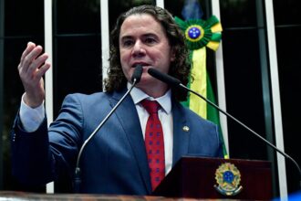 O senador Veneziano Vital do Rêgo reagiu nesta quinta-feira (18) às declarações do presidente da Câmara dos Deputados, Hugo Motta, que o acusou de demonstrar “desespero” ao divulgar um vídeo do presidente Luiz Inácio Lula da Silva reafirmando apoio à sua reeleição para o Senado. Na quarta-feira (17), Hugo Motta afirmou que Veneziano estaria antecipando o debate eleitoral e recorrendo ao prestígio de Lula como forma de fortalecer sua candidatura para 2026. As declarações ocorreram após a divulgação de um vídeo do presidente da República em apoio ao senador paraibano. O gesto de Lula a Veneziano aconteceu em meio a notícias veiculadas na imprensa nacional apontando uma possível ampliação da aproximação do presidente com o ex-prefeito de Patos, Nabor Wanderley, pai de Hugo Motta e também apontado como pré-candidato ao Senado. Senador cobra explicações Em entrevista ao programa Paraíba Boa, Veneziano rebateu as críticas e direcionou questionamentos ao presidente da Câmara sobre reportagens recentes que abordam sua relação com o banqueiro Daniel Vorcaro, do Banco Master. Segundo o senador, Hugo Motta deveria concentrar esforços em esclarecer os fatos divulgados pela imprensa nacional envolvendo hospedagens em hotel de luxo em Lisboa, viagens em aeronave particular e a intermediação de um empréstimo para uma familiar do parlamentar. “O presidente da Câmara deveria, aí sim, preocupar-se em responder à opinião pública e justificar aquilo que, para mim e para boa parte da opinião pública nacional, parece injustificável, diante de tudo o que vem sendo divulgado em nível nacional sobre suas relações pouco ou nada explicáveis”, declarou. Críticas se intensificam Veneziano elevou o tom das críticas ao comentar os episódios divulgados nos últimos dias e afirmou que os fatos merecem esclarecimentos públicos. “Quem tem que se explicar sobre suas íntimas relações, quem tem que se explicar sobre todos os mimos recebidos nessas relações, a meu ver promíscuas e incompatíveis com a função pública, é ele. São fatos que vêm sendo amplamente divulgados e que merecem esclarecimentos à sociedade”, afirmou. Disputa política se acirra A troca de declarações ocorre em meio ao avanço das articulações para as eleições de 2026 na Paraíba. De um lado, Hugo Motta tem reforçado a defesa do grupo político liderado pelo governador Lucas Ribeiro e pelo ex-governador João Azevêdo. Do outro, Veneziano busca consolidar sua candidatura à reeleição ao Senado com o apoio do presidente Lula. O episódio amplia o embate entre duas das principais lideranças políticas do estado e evidencia a antecipação das movimentações eleitorais que devem marcar o cenário político paraibano nos próximos meses.