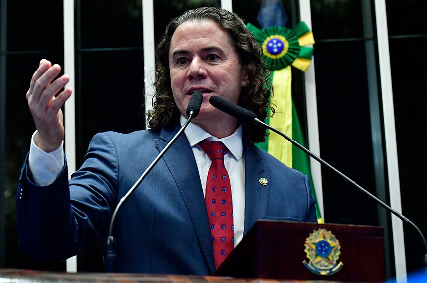 Veneziano Vital do Rêgo fala à imprensa sobre alianças políticas e disputa pelo apoio do PT na Paraíba.