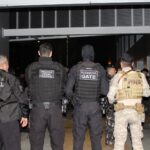 Agentes da força integrada durante operação policial contra facção criminosa em João Pessoa