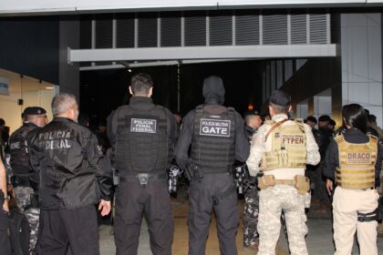 Agentes da força integrada durante operação policial contra facção criminosa em João Pessoa
