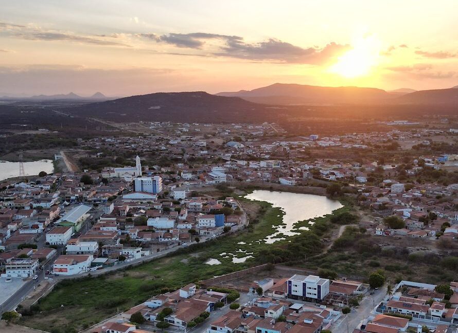 Vista urbana do município de Santa Luzia, no Sertão da Paraíba, destacando desenvolvimento urbano e qualidade de vida.