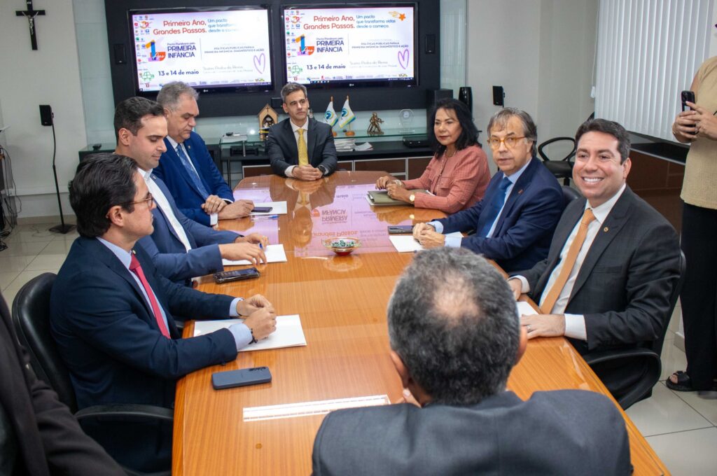 Reunião no TCE-PB com autoridades dos três Poderes para discutir gestão pública