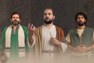 Elenco do musical católico Benedictus durante apresentação no Teatro Paulo Pontes