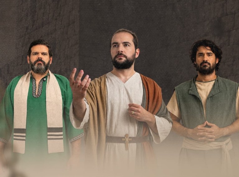 Elenco do musical católico Benedictus durante apresentação no Teatro Paulo Pontes
