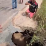 Buraco em rodovia PB-030 compromete passagem próxima a ponte na Paraíba