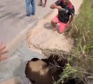 Buraco em rodovia PB-030 compromete passagem próxima a ponte na Paraíba
