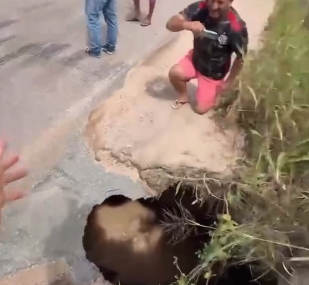Buraco em rodovia PB-030 compromete passagem próxima a ponte na Paraíba