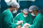 Equipe médica do Hospital Edson Ramalho realiza cirurgia oncológica por videolaparoscopia em João Pessoa.