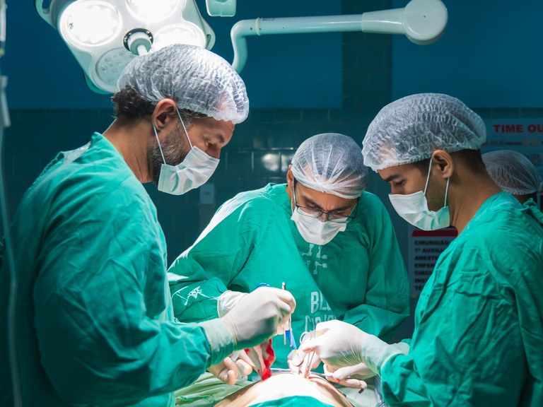 Equipe médica do Hospital Edson Ramalho realiza cirurgia oncológica por videolaparoscopia em João Pessoa.