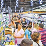 Consumidores circulam em centro comercial da Paraíba durante período de crescimento do varejo estadual.
