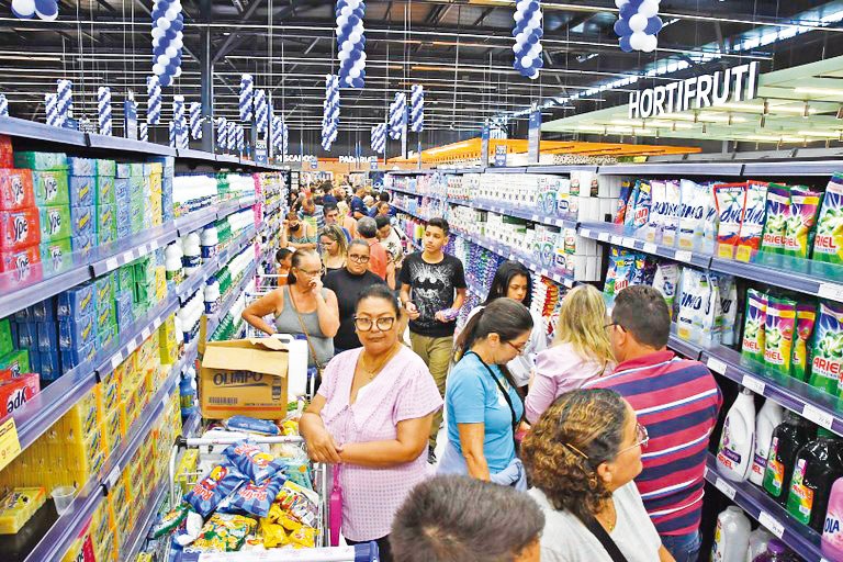 Consumidores circulam em centro comercial da Paraíba durante período de crescimento do varejo estadual.