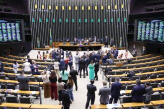 Sessão do Congresso Nacional com debate entre parlamentares sobre pedido de CPMI do Banco Master.